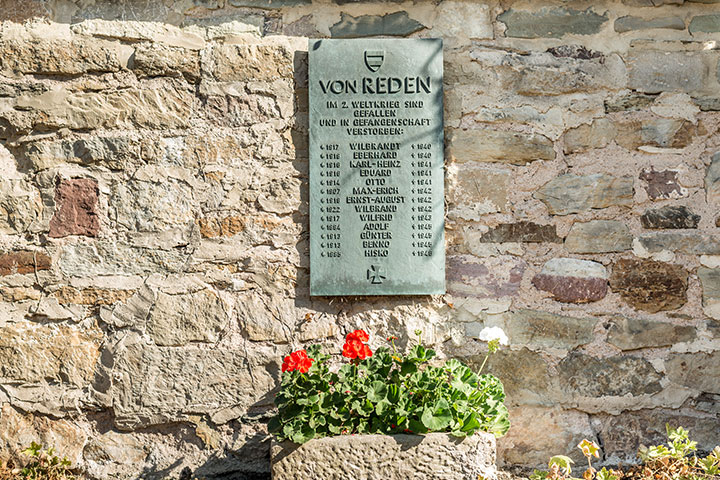 Gedenktafel im Redenhof für im II. Weltkrieg gebliebene Familienmitglieder